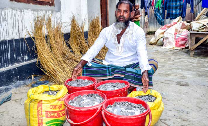 জমানো ৬ মন (৬০ হাজার টাকা) কয়েন