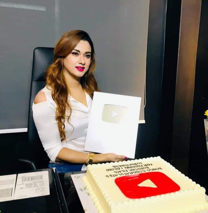 সিলভার প্লে বাটন হাতে চিত্রনায়িকা ববি