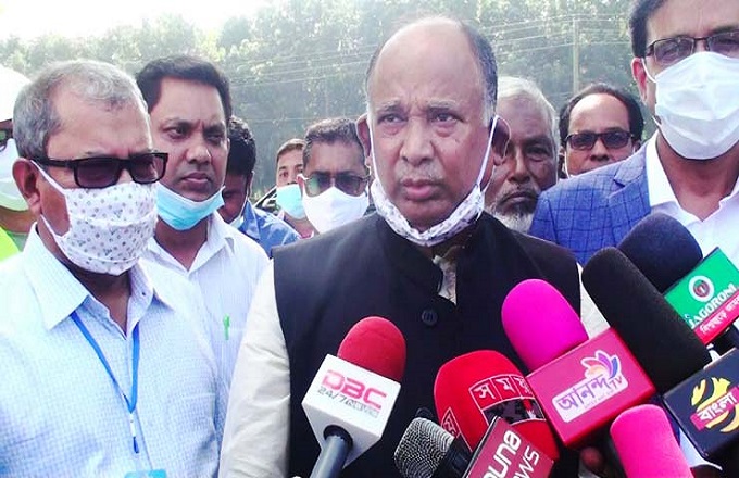 টাঙ্গাইলের বঙ্গবন্ধু সেতুর পূর্ব পাড়ে সাংবাদিকদের সঙ্গে কথা বলছেন রেলমন্ত্রী মো. নুরুল ইসলাম সুজন