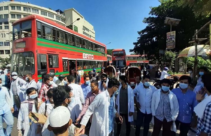 শাহবাগ মোড় অবরোধ করে বিক্ষোভ করছেন মেডিকেল ও ডেন্টাল কলেজের শিক্ষার্থীরা। 