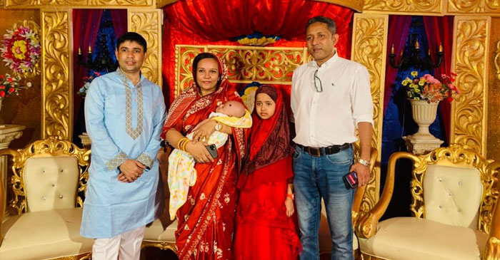 বাবা-মা এবং পরিবারের সঙ্গে আদ্রিয়ান সিরাজ মোহাম্মদ সাহস