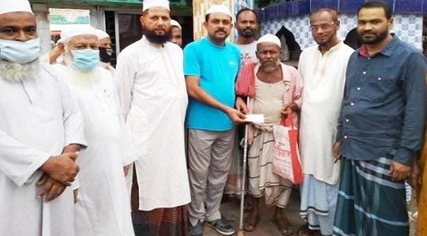 ভিক্ষা করে জমানো টাকা মসজিদ কমিটির হাতে তুলে দিচ্ছেন ভিক্ষুক খালেক