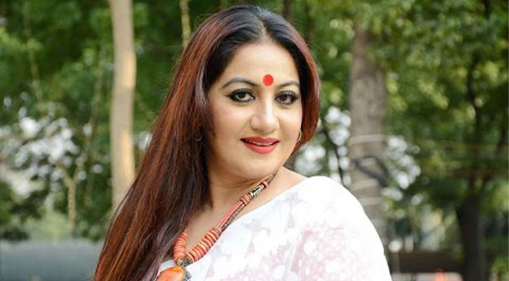 চিত্রনায়িকা শিল্পীর সপরিবার