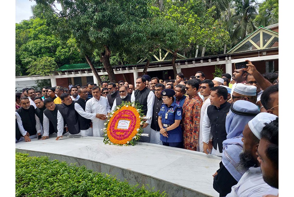 গোপালগঞ্জের টুঙ্গিপাড়ায় জাতির পিতা বঙ্গবন্ধু শেখ মুজিবুর রহমানের সমাধিতে শ্রদ্ধা নিবেদন করেছেন মুক্তিযুদ্ধ বিষয়ক মন্ত্রী আ ক ম মোজাম্মেল হক