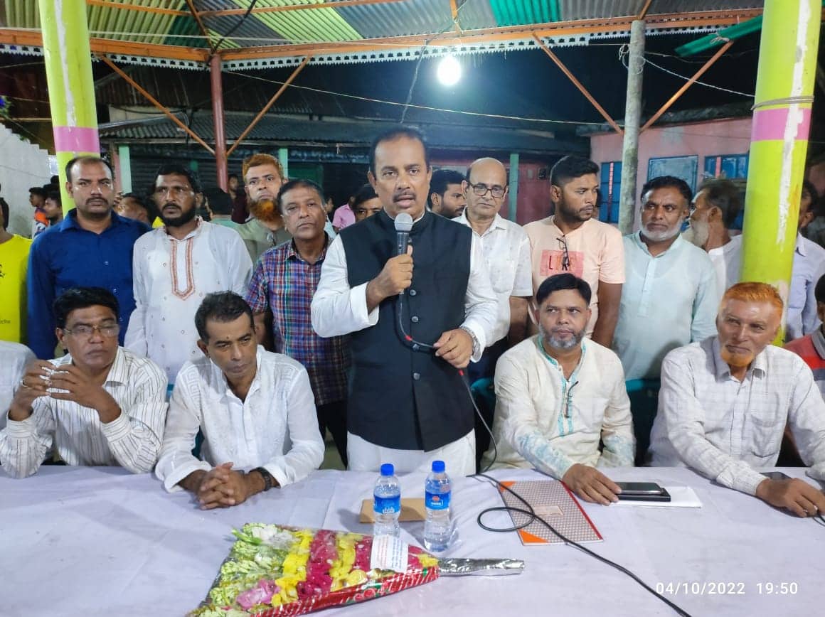 কুমিল্লার দাউদকান্দি উপজেলার বিভিন্ন পূজা মন্ডব পরিদর্শন শেষে বক্তব্য রাখছেন ইঞ্জিনিয়ার মো. আবদুস সবুর।