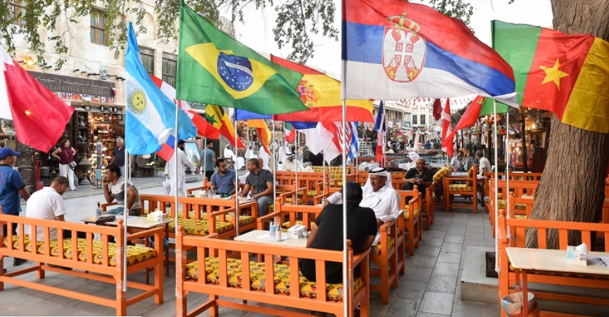 বিশ্বকাপে অংশ নেওয়া ৩২টি দেশের পতাকা দিয়ে সাজানো হয়েছে কাতারের সৌক ওয়াকিফ বাজার/ ছবি: সংগৃহীত