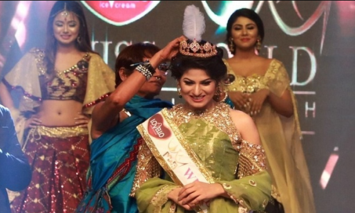 ছবি: জান্নাতুল নাঈম এভ্রিলকে মিস ওয়ার্ল্ড বাংলাদেশ ২০১৭ এর মুকুট পরানো হচ্ছে। বিয়ের তথ্য গোপন করায় এ শিরোপা পরে বাতিল করা হয়।