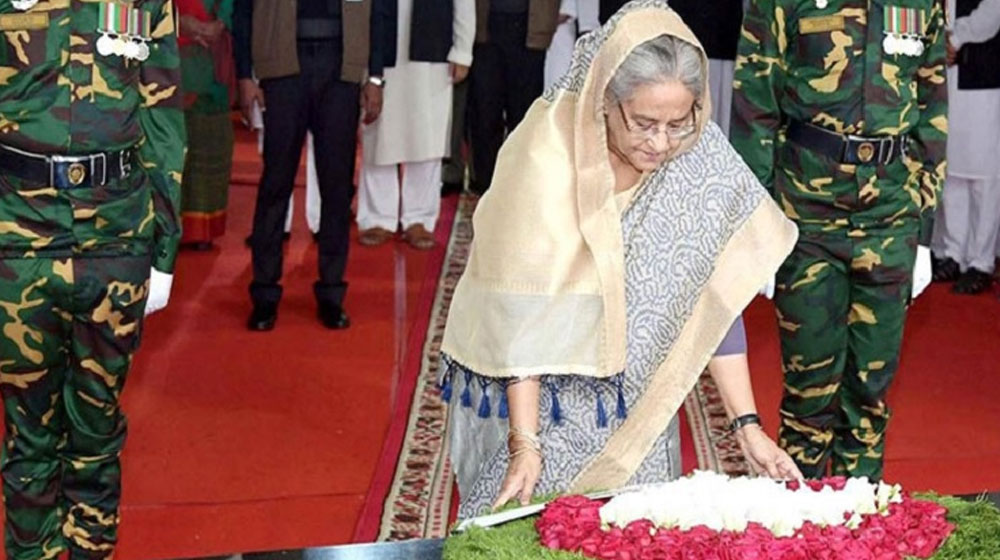 আওয়ামী লীগের প্লাটিনাম জয়ন্তীতে বঙ্গবন্ধুর প্রতিকৃতিতে শেখ হাসিনার শ্রদ্ধা। ছবি: সংগৃহীত