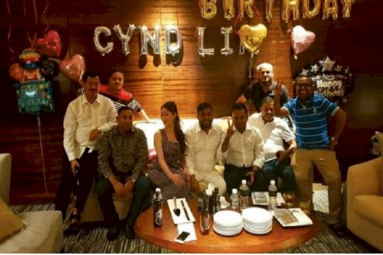 কথিত বিদেশিনী বান্ধবীর জন্মদিনের অনুষ্ঠানে সম্রাট। ছবিঃ সংগৃহিত